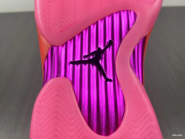 Reps TB (W) Retro Shocking 14 Low Pink Jordan DH4121-600 0731